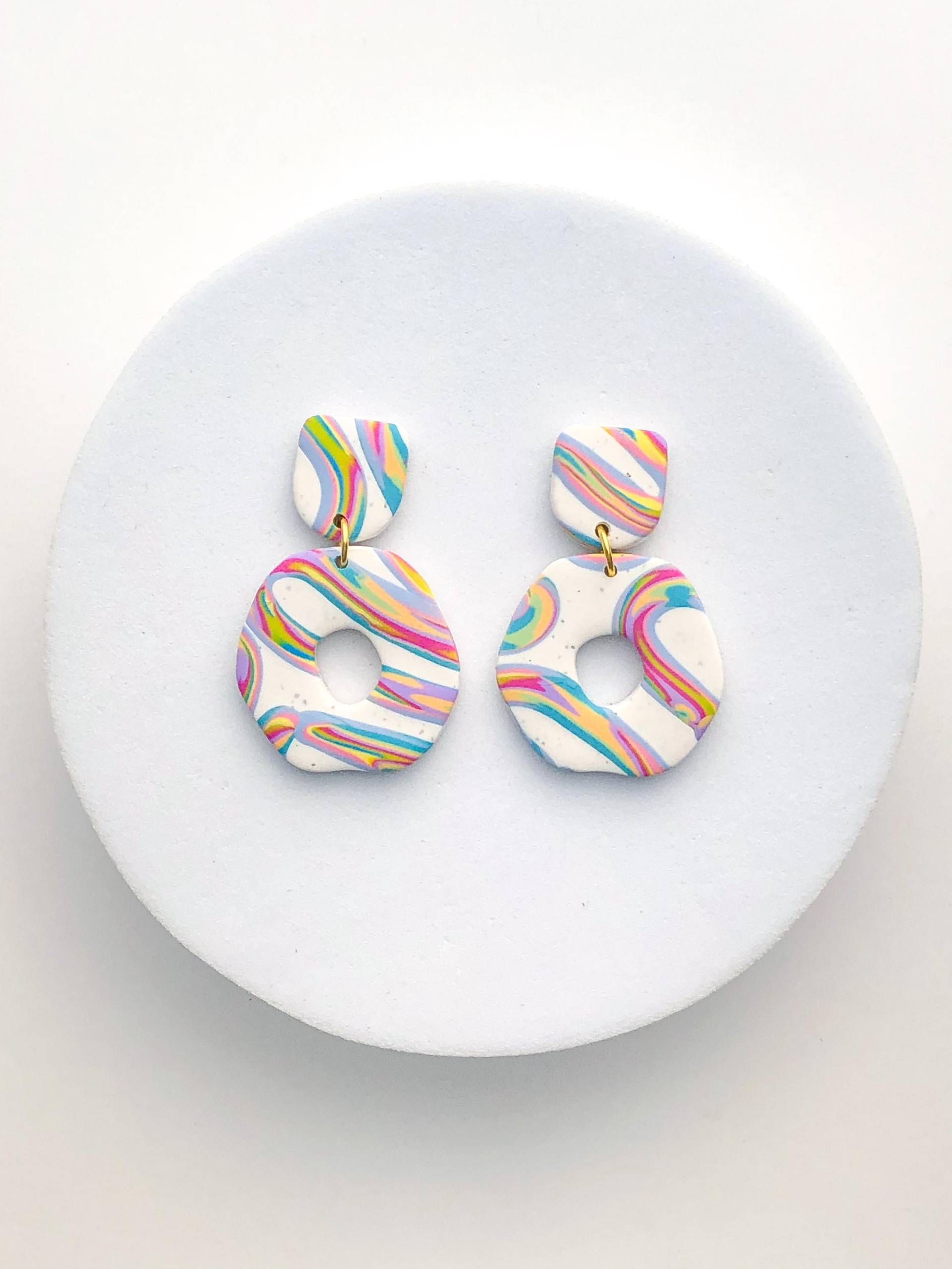 Lebendige Bunte Swirl Ohrring, Funky Ohrhänger Für Sie, Kunstlehrer Geschenk, Leichtes Handgemachtes Geschenk Empfindliche Ohren, Fimo Schmuck von ElleBeeClay