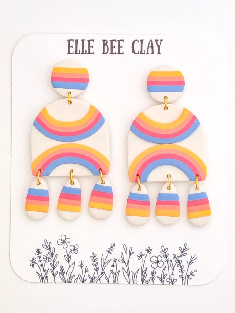 Regenbogen Streifen Ohrring, Polymer Clay Funky Bunte Baumeln, Leichtes Handgemachtes Geschenk Für Sie, Empfindliche Ohren, Retro Regenbogenentwurf von ElleBeeClay