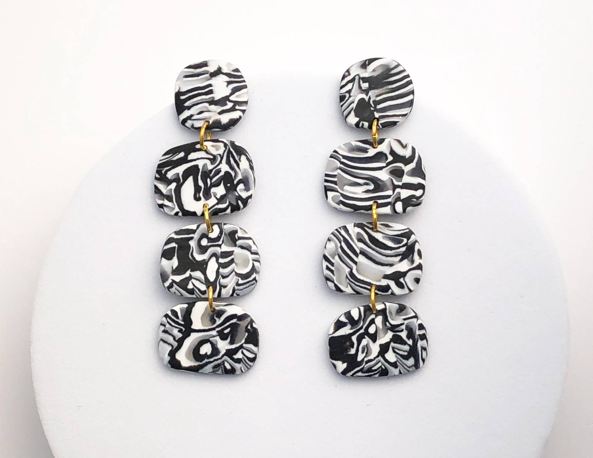 Schwarz Weiß Marmorierte Ohrringe, Polymer Clay Für Empfindliche Ohren, Leichtes, Handgemachtes Geschenk Für Sie von ElleBeeClay