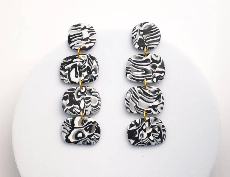 Schwarz Weiß Marmorierte Ohrringe, Polymer Clay Für Empfindliche Ohren, Leichtes, Handgemachtes Geschenk Für Sie von ElleBeeClay