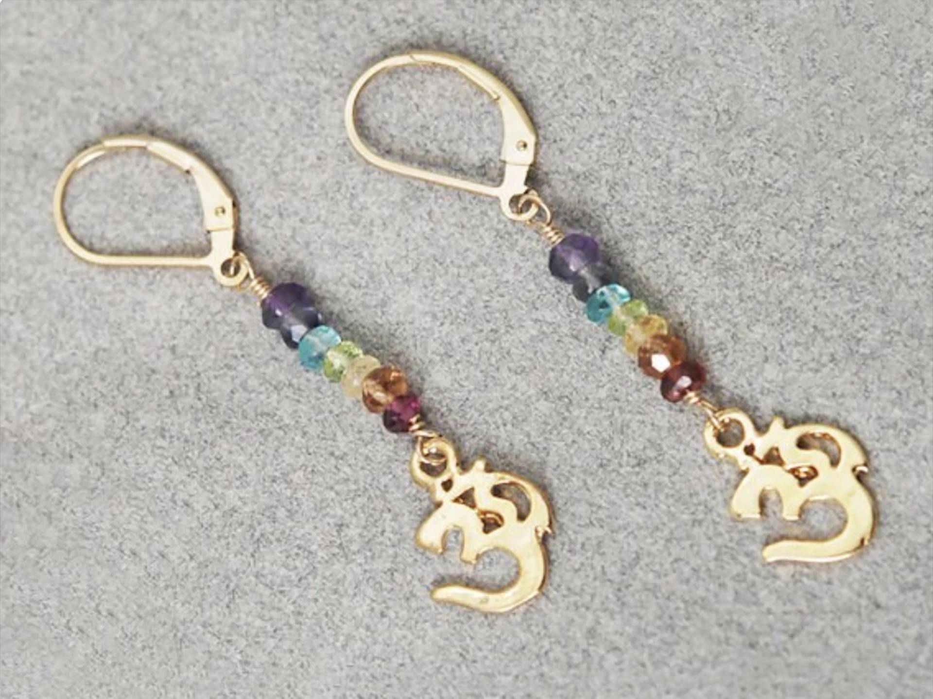 7 Chakra Ohrringe/Chakra Steine/Om Ohrringe/Chakra Schmuck/Chakra Stein Set/Chakra Kristalle/Energie Schmuck/Gold Om Anhänger von ElleBernardGems