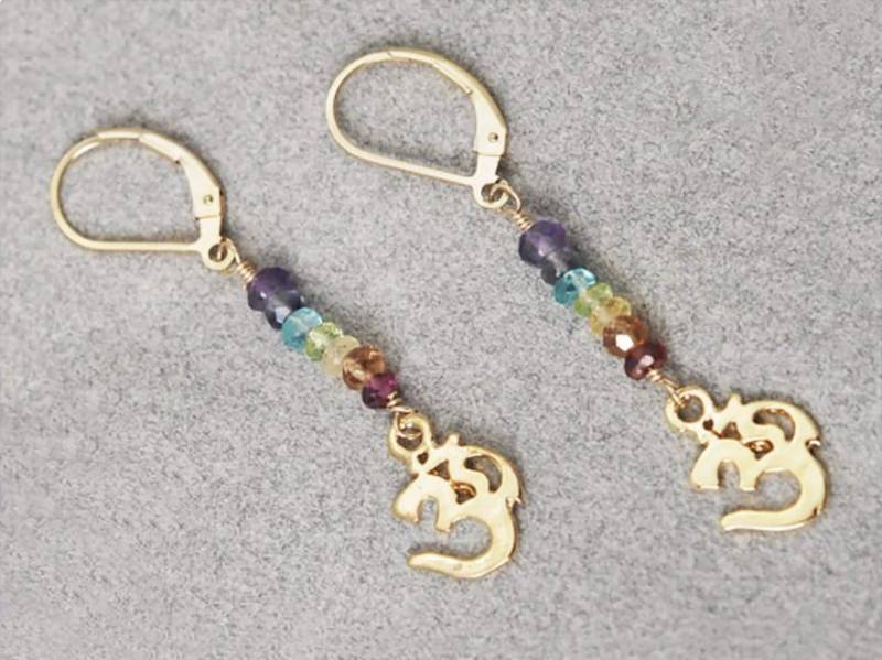 7 Chakra Ohrringe/Chakra Steine/Om Ohrringe/Chakra Schmuck/Chakra Stein Set/Chakra Kristalle/Energie Schmuck/Gold Om Anhänger von ElleBernardGems