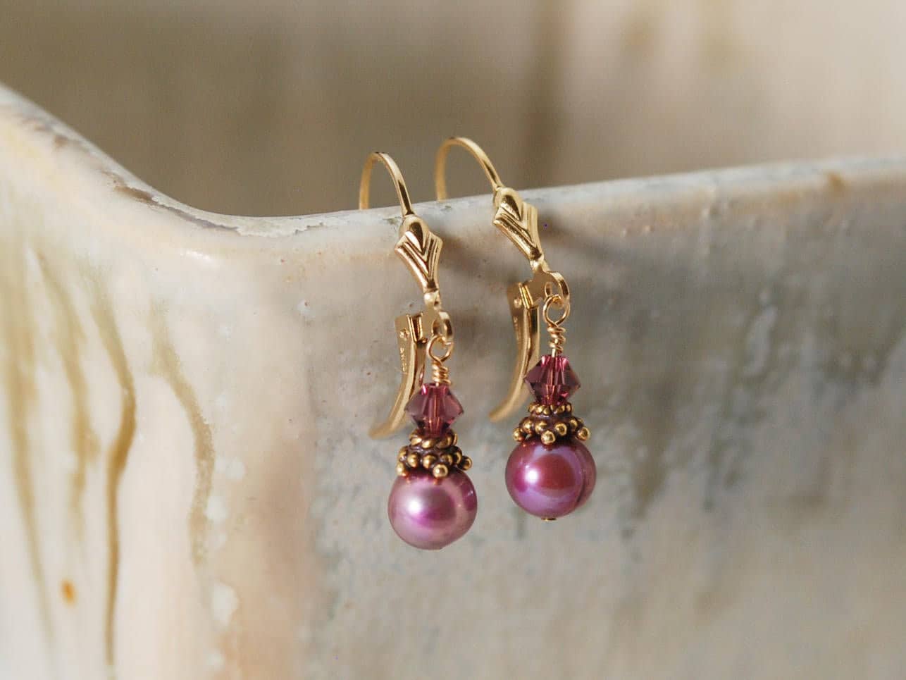 Pflaume Perlen Ohrringe | Lila Perlenohrringe Tropfen Hochzeits Geschenk Brautjungfer Schmuck von ElleBernardGems