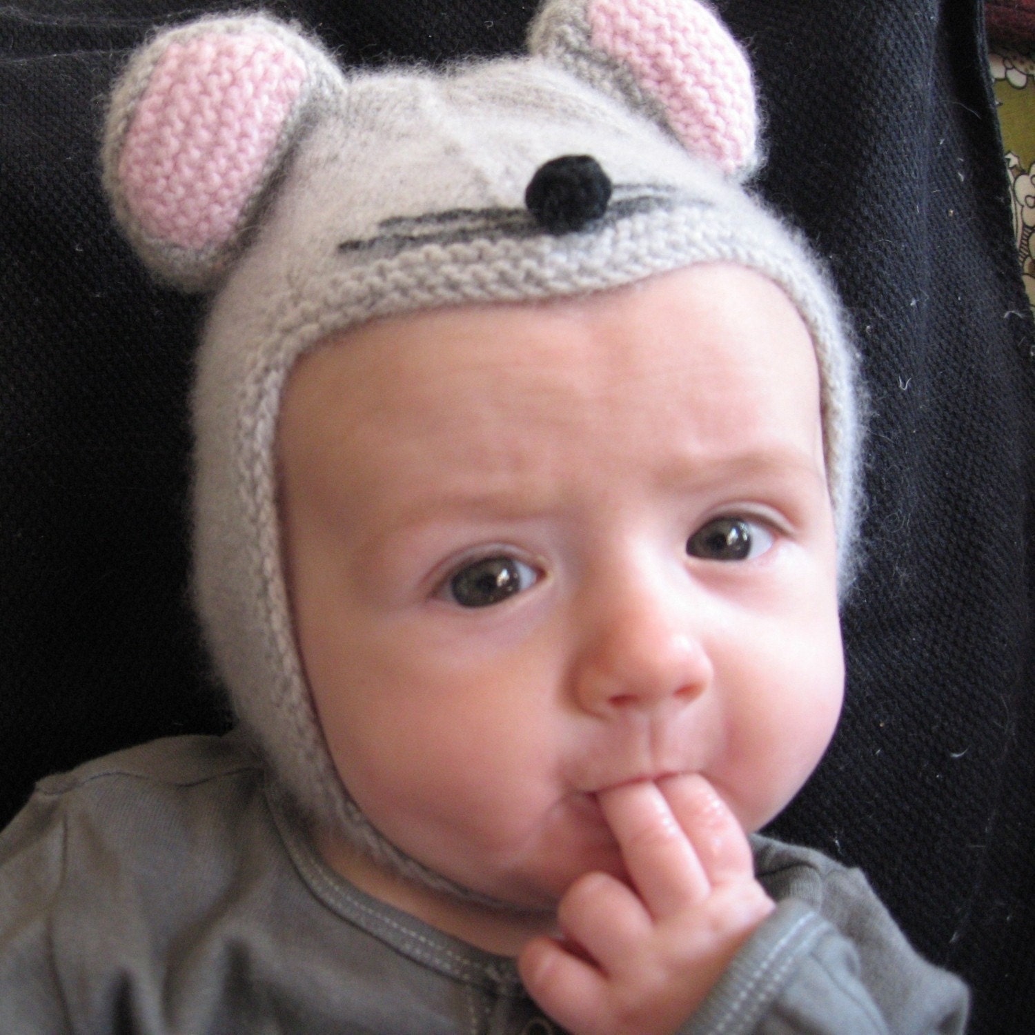 Handgestrickte Baby Maus Kaschmirmütze Für Euren Wonneproppen. Fotorequisite von ElleGanT