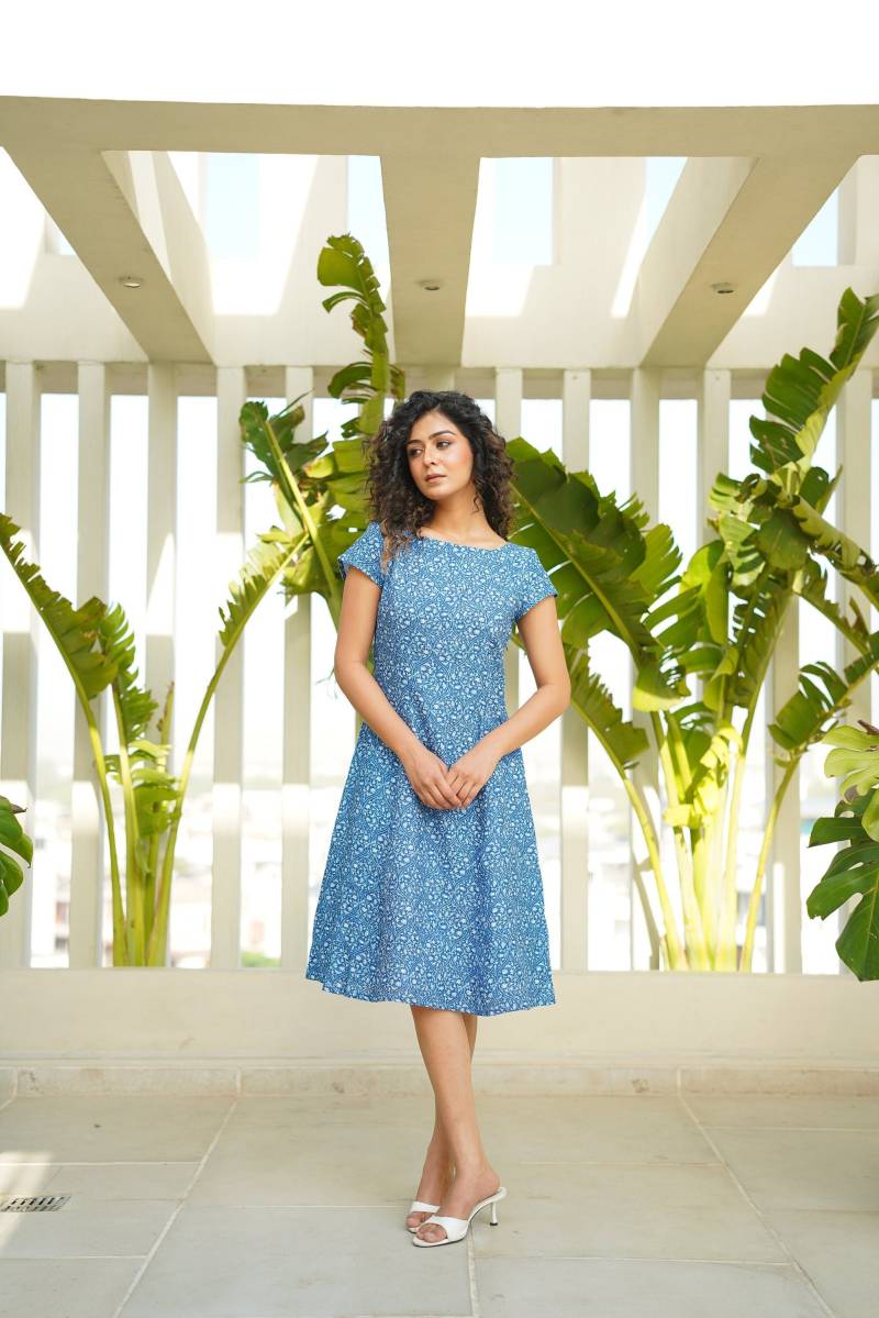 Bedrucktes Leinen Midi Kleid Flügelärmel, Tunika Mit U-Boot-Ausschnitt von Ellementree