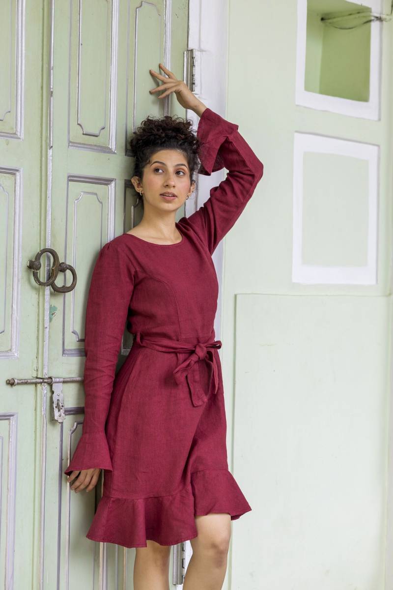 Handgefertigtes Rotes Leinen Midi Kleid Tunika Mit Bell Ärmel Und Gürtel von Ellementree