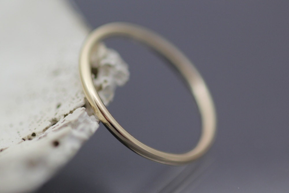 Dünnes Goldband - Runder Solider 14K Gelbgold-Ehering Dünnes Goldband - Runder Solider 14K Gelbgold-Ehering von EllenBuchanan