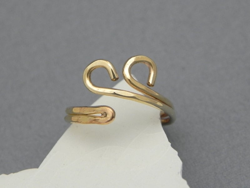 Fancy Gold-Gefüllter Zehenring - Swirly Wire Wrapped Gelber von EllenBuchanan