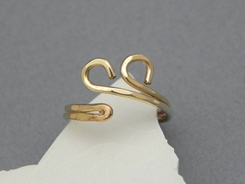 Fancy Gold-Gefüllter Zehenring - Swirly Wire Wrapped Gelber von EllenBuchanan