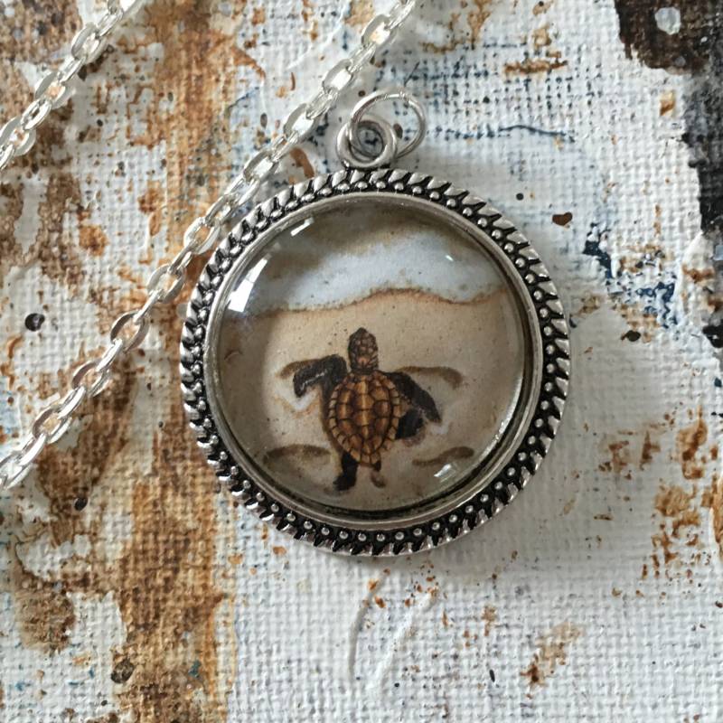 Baby Meeresschildkröte, Anhänger, Schildkröte Halskette, Schildkröte, Ozean, Entzückende Tierliebhaber, Schildkröten Schmuck von EllenChesterAnimals