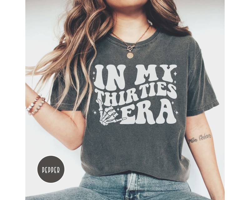 30Th Birthday Shirt, in My Thirties Era T-Shirt, Gift For Her, Thirtieth Tshirt, Rip 20S Shirt von EllenPlnts