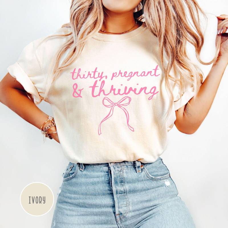 30Th Birthday Shirt For Her, Thirty & Pregnant T-Shirt, 30 Pregnant, Pregnancy Announcement, Baby Reveal von EllenPlnts