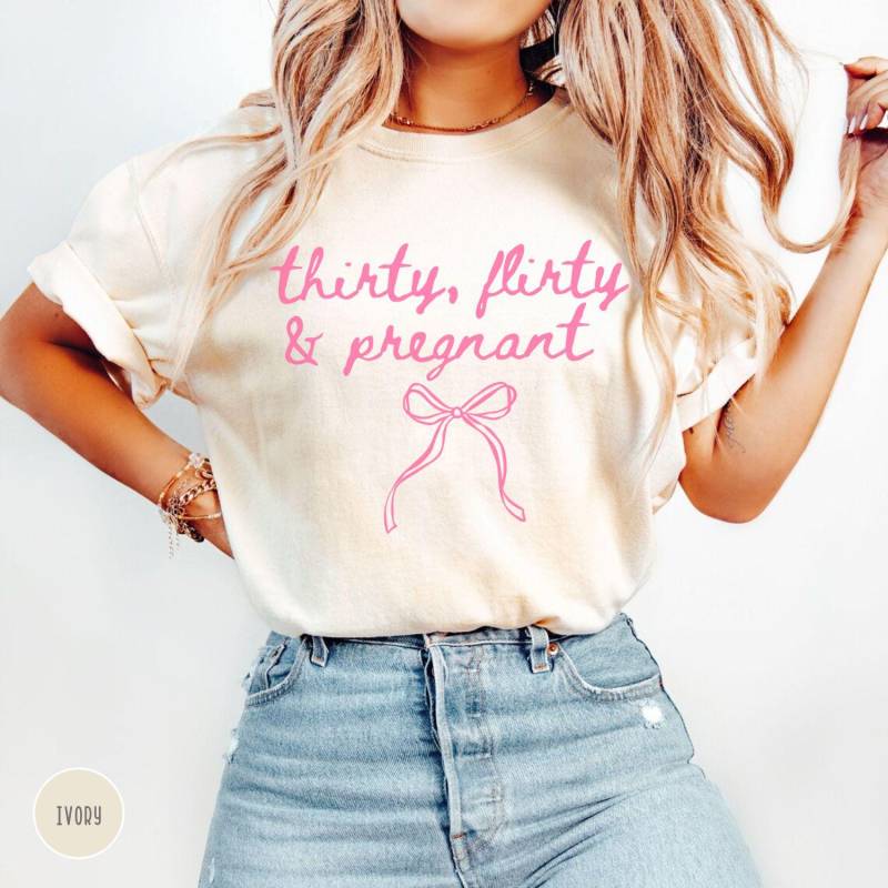 30Th Birthday Shirt For Her, Thirty & Pregnant T-Shirt, 30 Pregnant, Pregnancy Announcement, Baby Reveal von EllenPlnts