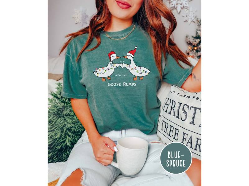 Comfort Colors Christmas Shirt, Merry Goose Shirt, Goose Bumps Holiday T-Shirt von EllenPlnts