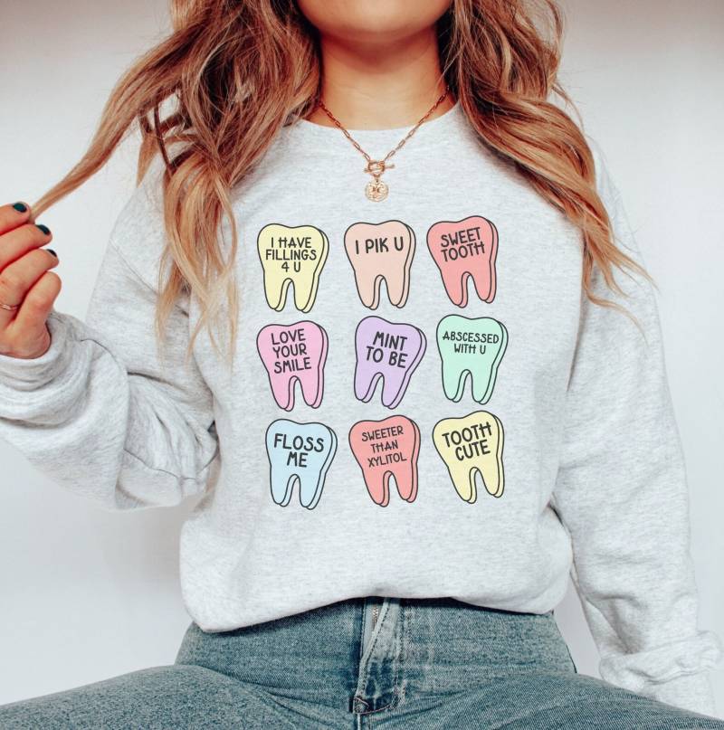 Dental Valentines Day Sweatshirt, Candy Hearts Dentist Sweater, Dental Hygienist Crewneck, Dental Assistant Gift, Dental Squad Valentine von EllenPlnts