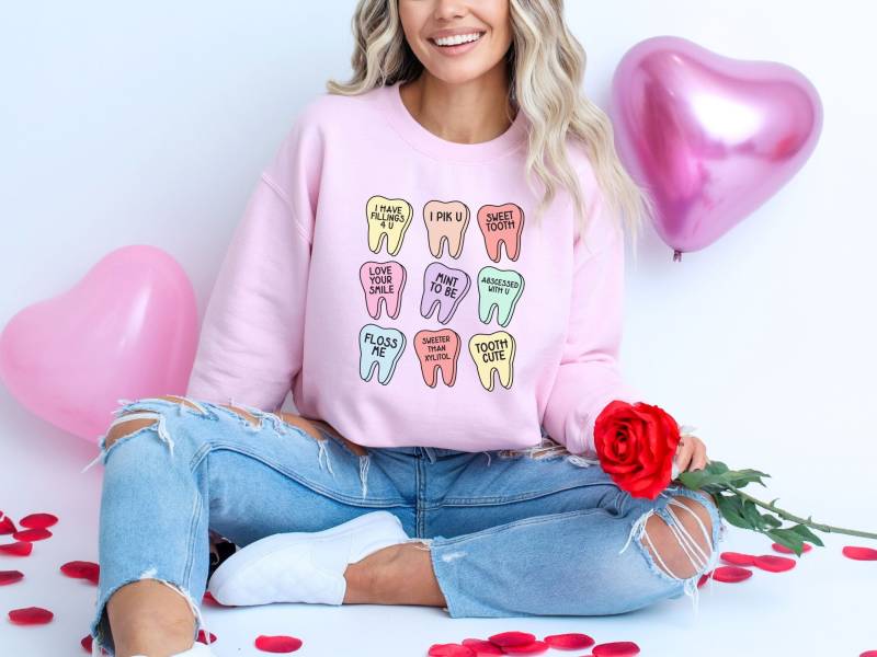 Dental Valentines Day Sweatshirt, Candy Hearts Dentist Sweater, Dental Hygienist Crewneck, Dental Assistant Gift, Dental Squad Valentine von EllenPlnts