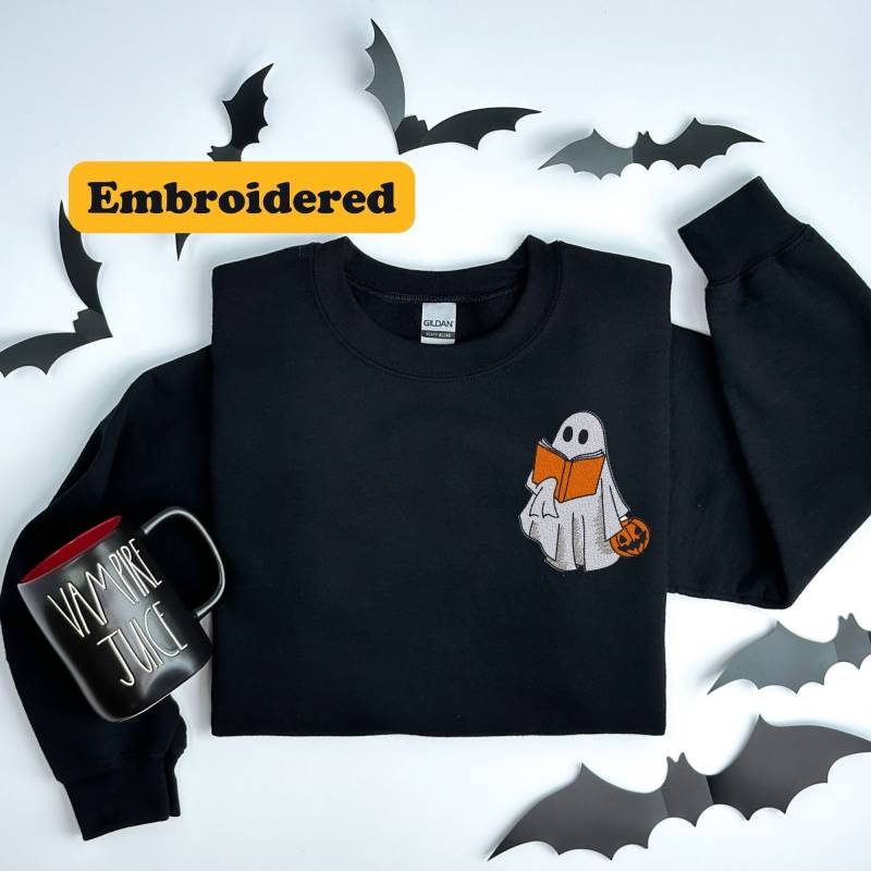 Embroidered Ghost Sweatshirt, Fall Book Sweater, Halloween Booooks Sweatshirt von EllenPlnts