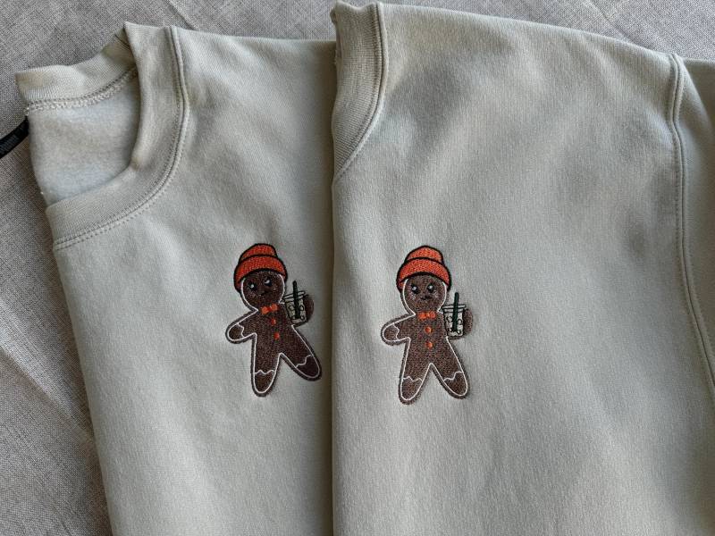 Embroidered Gingerbread Men Sweatshirt, Christmas Sweater, Iced Coffee Baking Crewneck von EllenPlnts