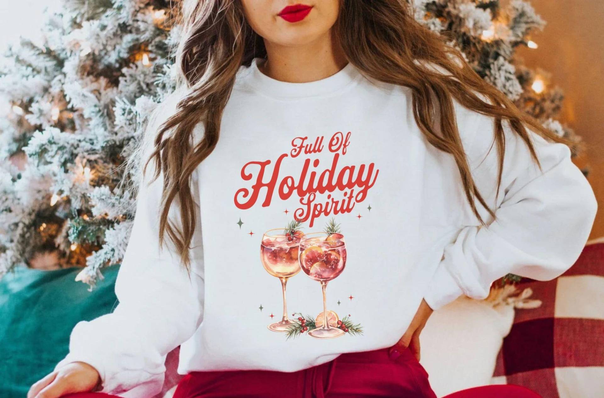 Full Of Holiday Spirit Sweatshirt, Christmas Spirits Sweater, Xmas Cocktails Drinks von EllenPlnts