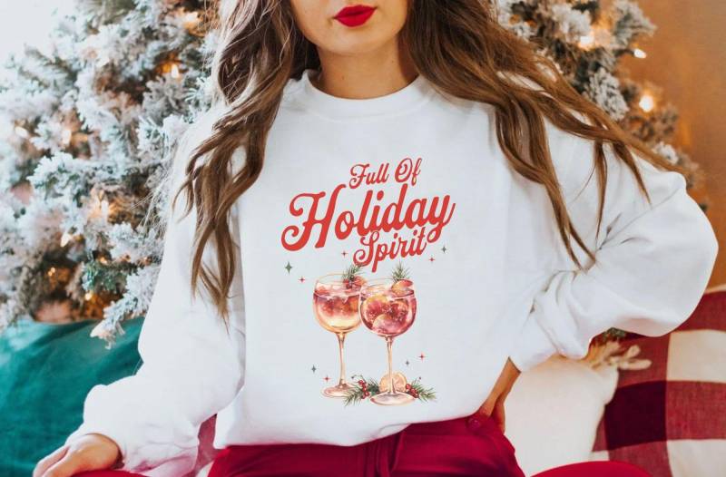 Full Of Holiday Spirit Sweatshirt, Christmas Spirits Sweater, Xmas Cocktails Drinks von EllenPlnts