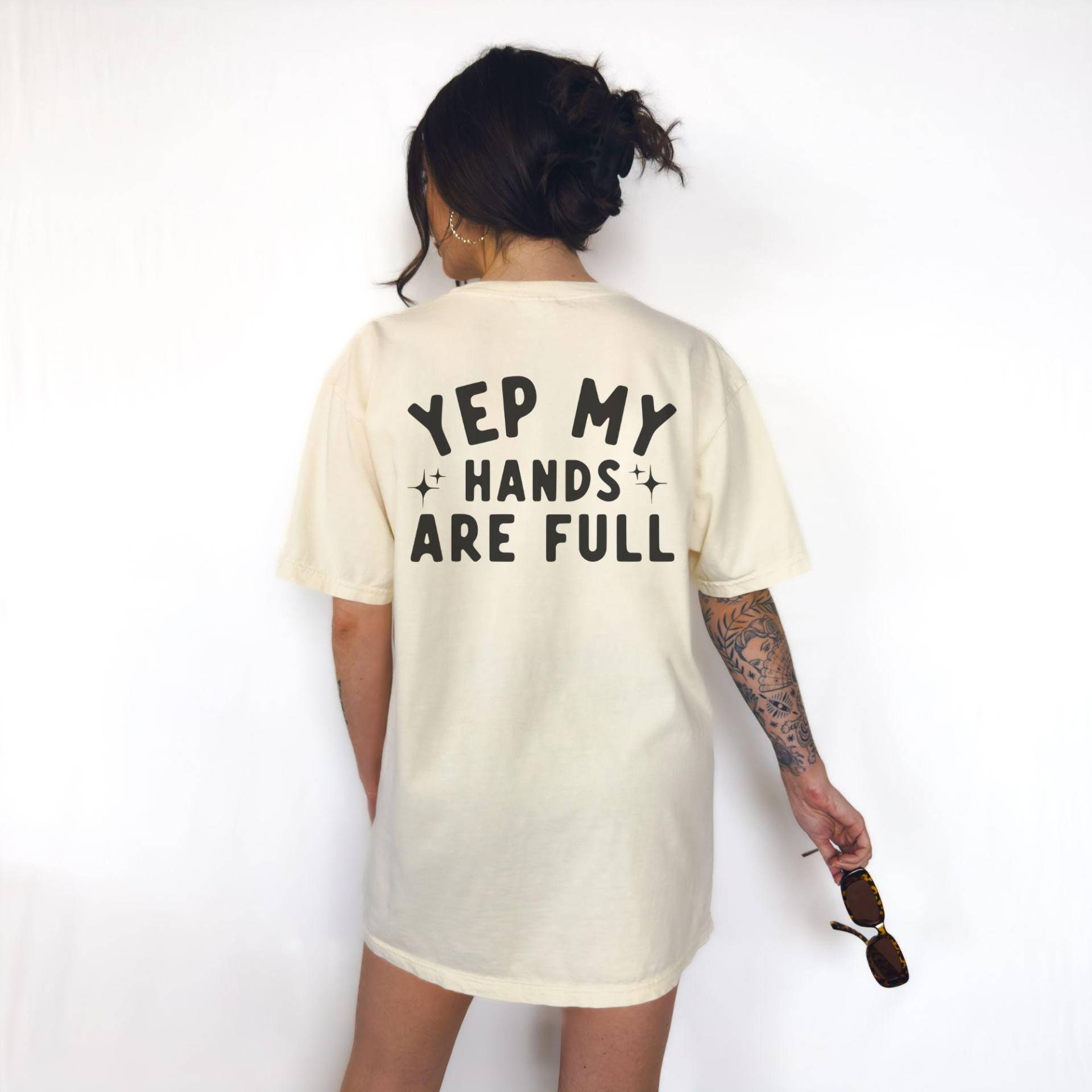 Funny Mom Shirt, Yes My Hands Are Full, Humor Stay At Home Mum, Badass Bonus von EllenPlnts