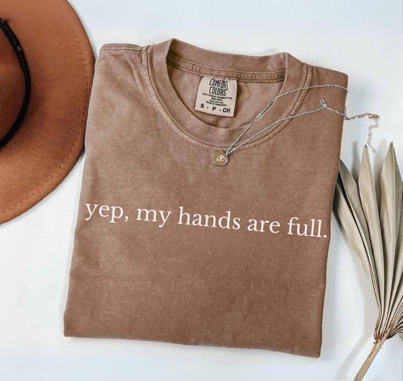 Funny Mom Shirt, Yes My Hands Are Full, Humor Stay At Home Mum, Badass Bonus von EllenPlnts