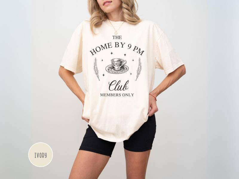 Home By 9 Pm Club Shirt, Homebody T-Shirt, Funny Mom Shirt von EllenPlnts