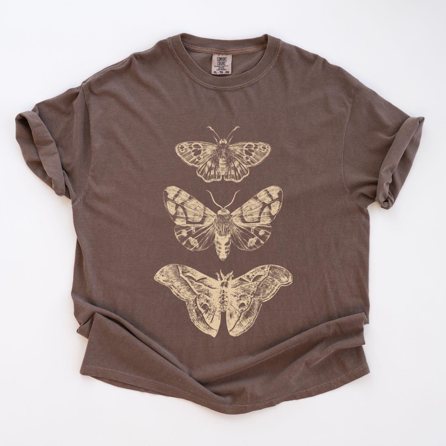 Moth Shirt, Insect T-Shirt, Whimsigoth Clothes, Comfort Colors Shirt, Dark Academia, Vintage Graphic Shirt, Cottagecore Shirt von EllenPlnts