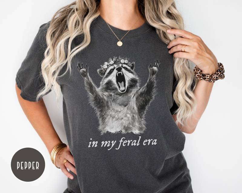 Racoon Shirt, Animal in My Feral Era, Gift For Lover, Street Cats Tshirt von EllenPlnts