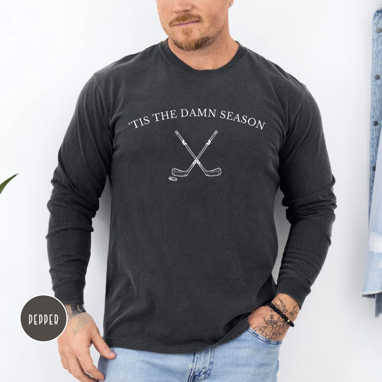 Tis The Damn Season Comfort Colors® Long Sleeve Shirt, Ice Hockey Shirt, Sweater, Mom Crewneck, Gift For Player von EllenPlnts