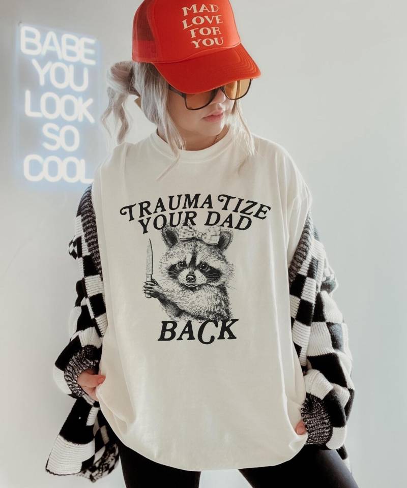 Traumatize Your Dad Back Raccoon T Shirt, Sarcastic Shirt, Humorous Top, Meme Shirt, Daddy Issues T-Shirt von EllenPlnts
