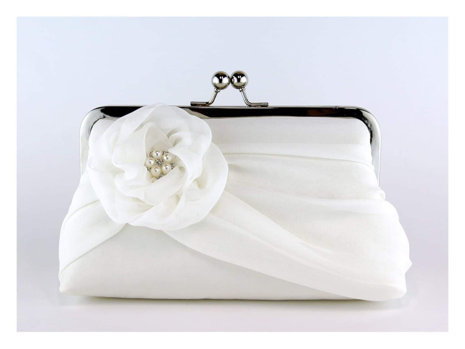 Elfenbein Seide Chiffon Braut Clutch Mit Perle Rose Elfenbein Seide Chiffon Braut Clutch Mit Perle Rose von EllenVintage