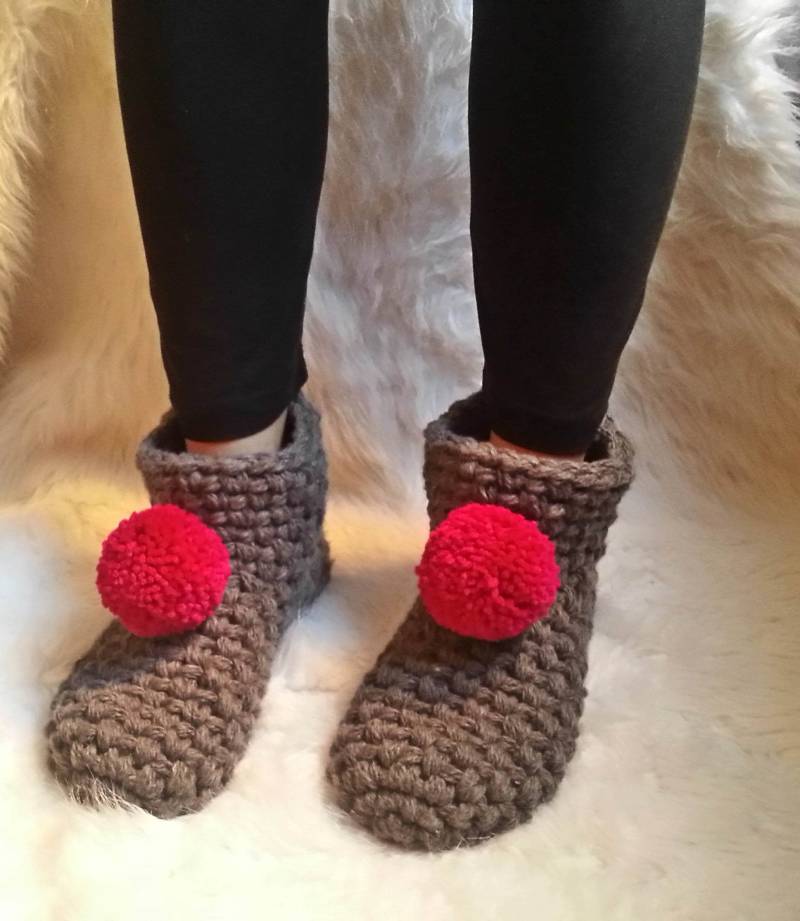 Graue Hausschuhe, Vegane Gehäkelte Pom Damen Slipper Socken von EllenaKnits
