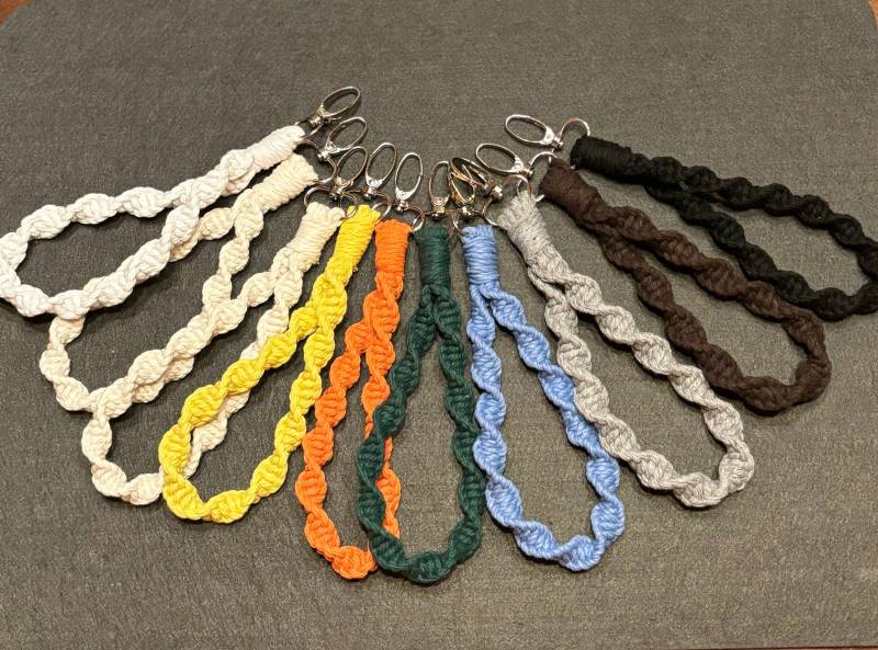 Makramee Schlüsselanhänger in Verschiedenen Farben Erhältlich von EllensMakramee