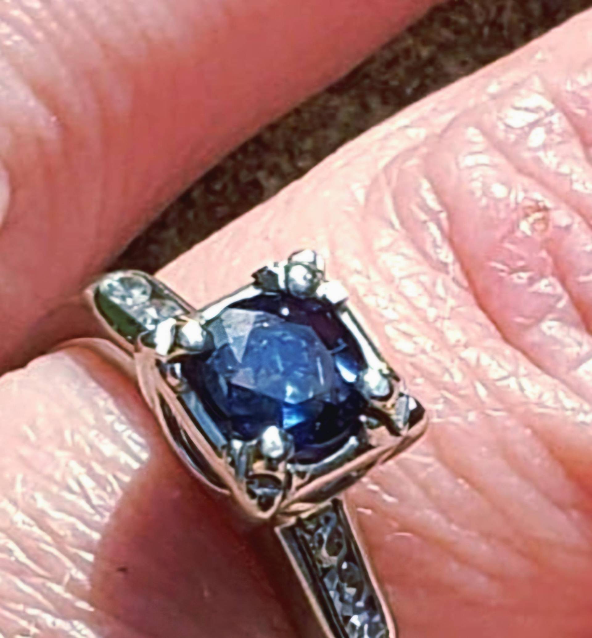 Schöne Vintage Art-Deco-18K Weißgold Echte Natürliche Blaue Saphir Und Diamant Ring. Größe 5 1/4. | Größenverstellbar von EllensVintageGems