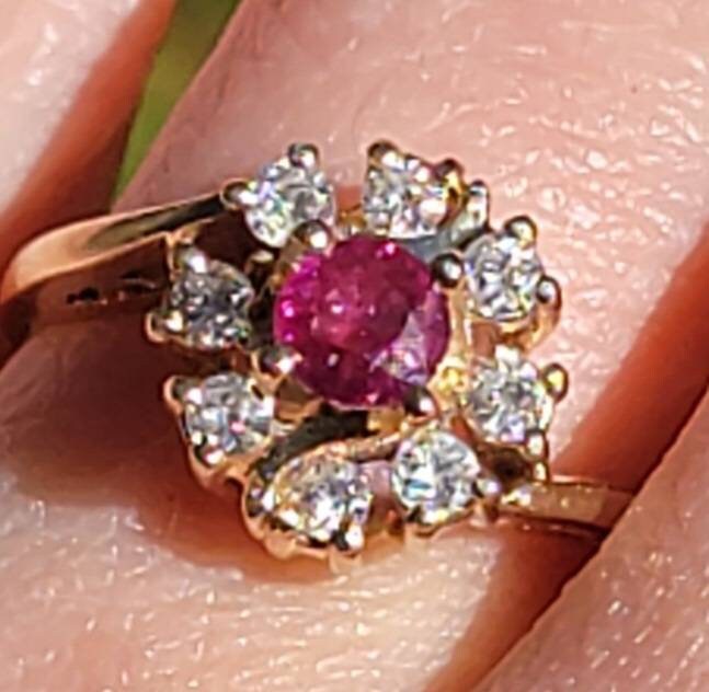Verkauf Vintage Rubin Und Diamant Ring Eingefasst in Gelbgold. Größe 5.75-6. Wunderschön von EllensVintageGems