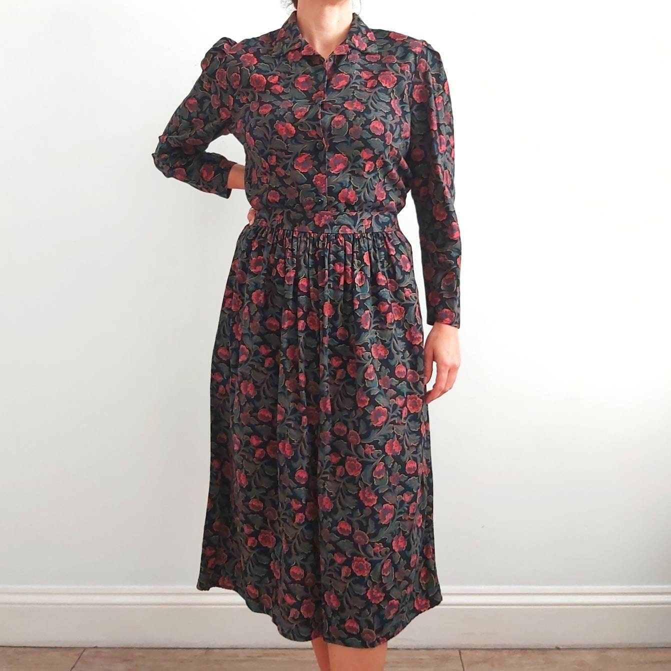 Vintage Dark Floral Print Anzug Kleid von EllieAndBarby