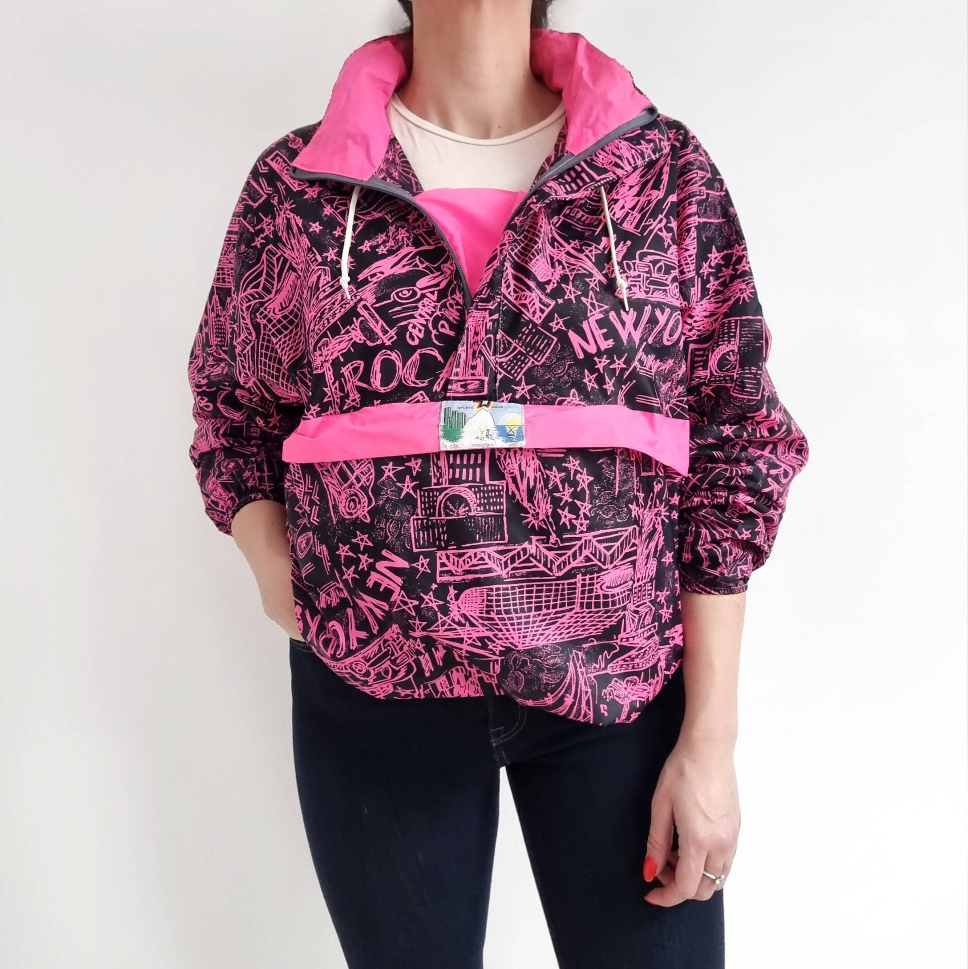 Vintage Neo Pink & Schwarz City Print Shell Anzugjacke | Wasserdichte Sportjacke Mit Kapuze Für Viertelreißverschluss Mittel - Groß von EllieAndBarby