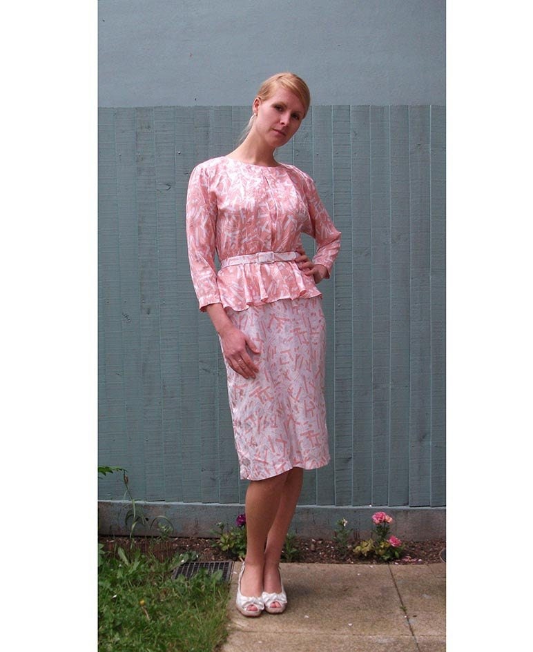 Vintage Rosa & Weißes Peplum Kleid/Smart Pastel Midi von EllieAndBarby