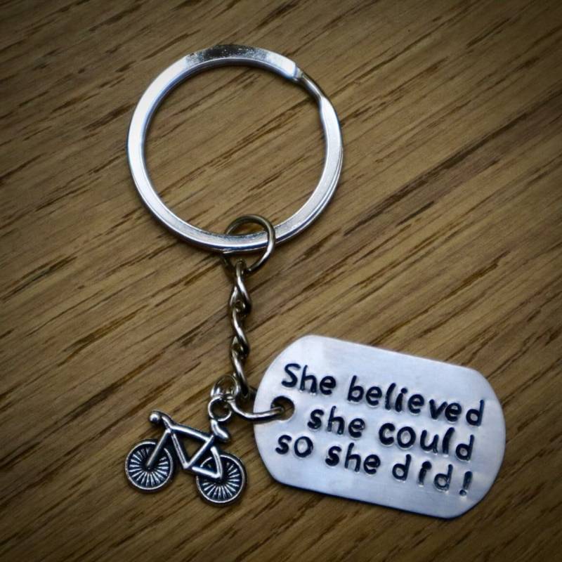 She Believed Könnte So Did Hand Gestempelt Fahrrad Schlüsselanhänger - Muttertag Geburtstag Geschenk Motivation She Believed Könnte So Did Hand Gestempelt Fahrrad Schlüsselanhänger - Muttertag Geburtstag Geschenk Motivation von EllieBeanPrints