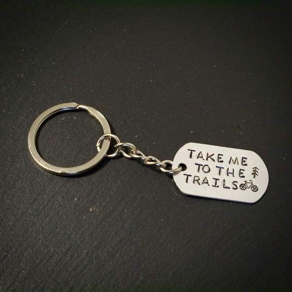 Take Me To The Trails Handgestempelter Fahrrad Schlüsselring - Free Uk Lieferung Take Me To The Trails Handgestempelter Fahrrad Schlüsselring - Free Uk Lieferung von EllieBeanPrints