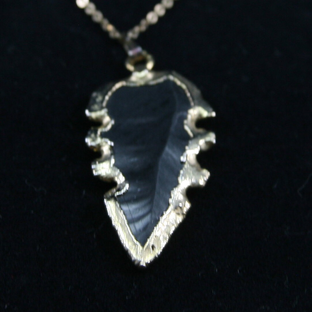 Schwarzer Obsidian Mit Pfeilspitze Vergoldete Kanten Anhänger & Halskette von EllieBsBoutiqueTN