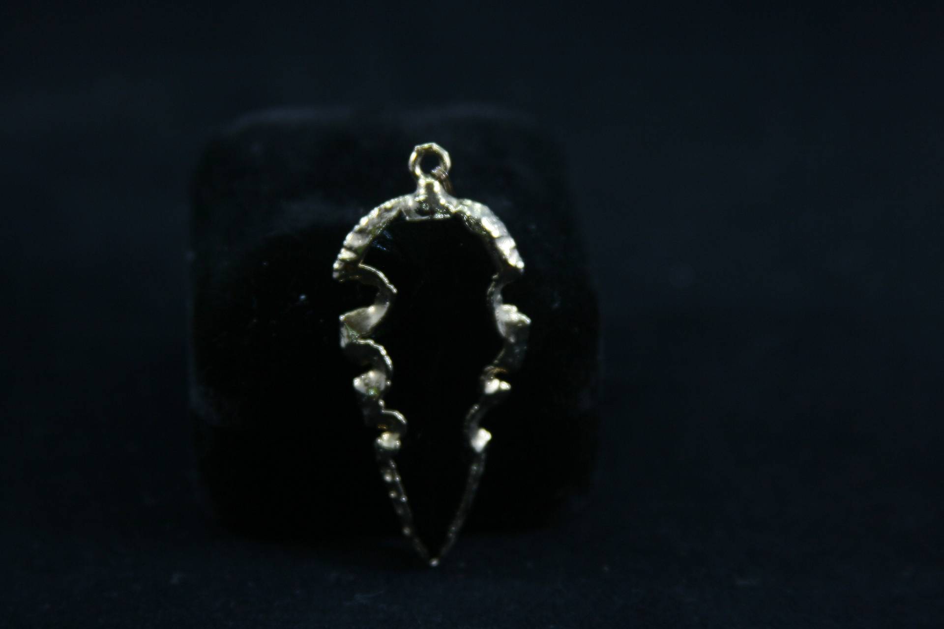 Schwarzer Obsidian Mit Pfeilspitze Vergoldete Kanten Anhänger von EllieBsBoutiqueTN