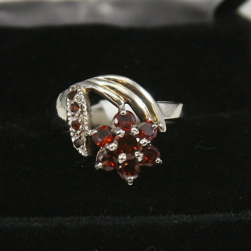 Vintage Granat Blume Sterling Silber Ring 925 von EllieBsBoutiqueTN