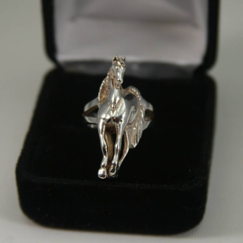 Vintage Sterling Silber Laufendes Pferd Pferde Ring Größe 5.5 von EllieBsBoutiqueTN