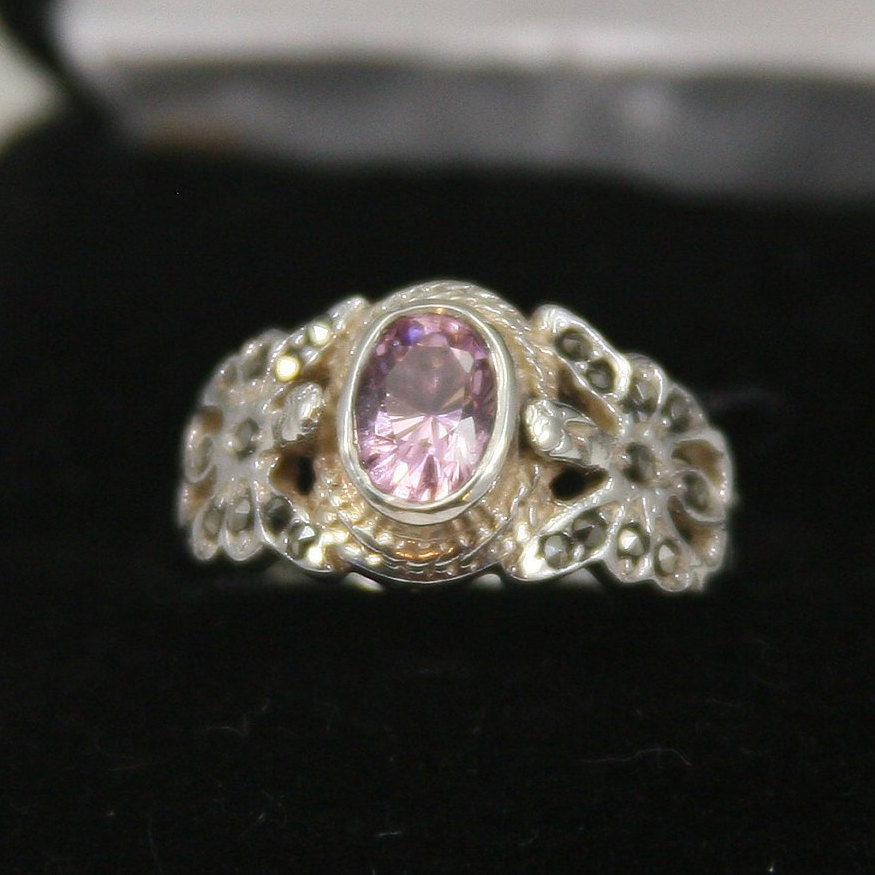 Vintage Sterling Silber Oval Pink Ice Und Markasit Schmetterling Ring 925 von EllieBsBoutiqueTN