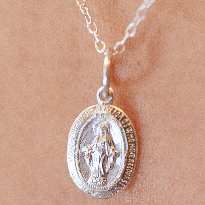 Jungfrau Maria Halskette | Silber Rosenkranzhalskette Seligemutter Anhängerkette Religiöserschmuck Schichtbare Miraculous Medal Jungfrau Maria Halskette | Silber Rosenkranzhalskette Seligemutter Anhängerkette Religiöserschmuck Schichtbare Miraculous Medal von EllieJMaui