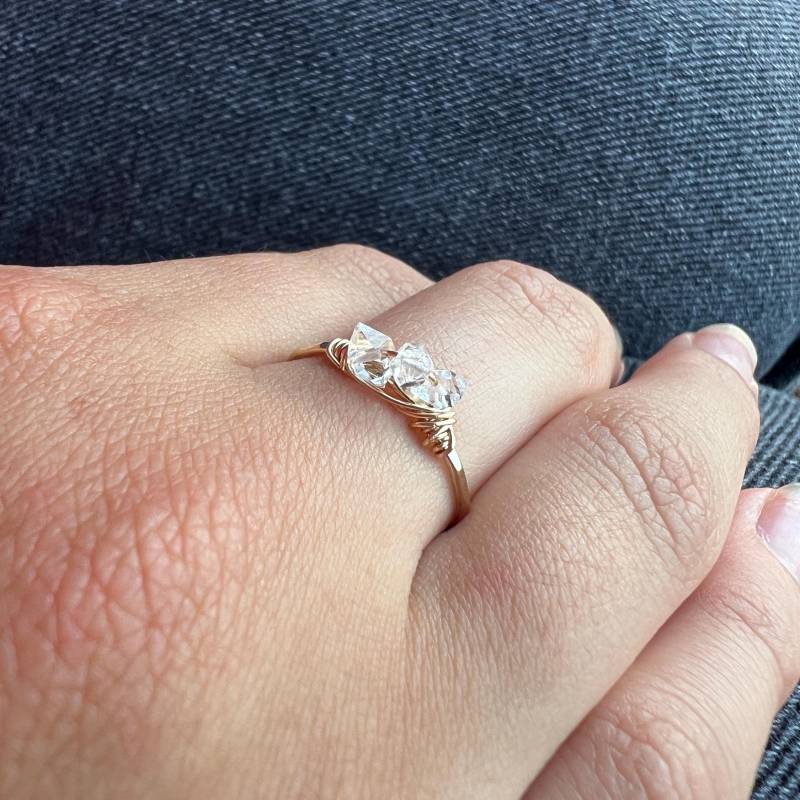 Winziger Herkimer Diamant Ring - Gehämmertes Gold Band 3 Steine Gestern Heute Morgen Stapelring von EllieJMaui
