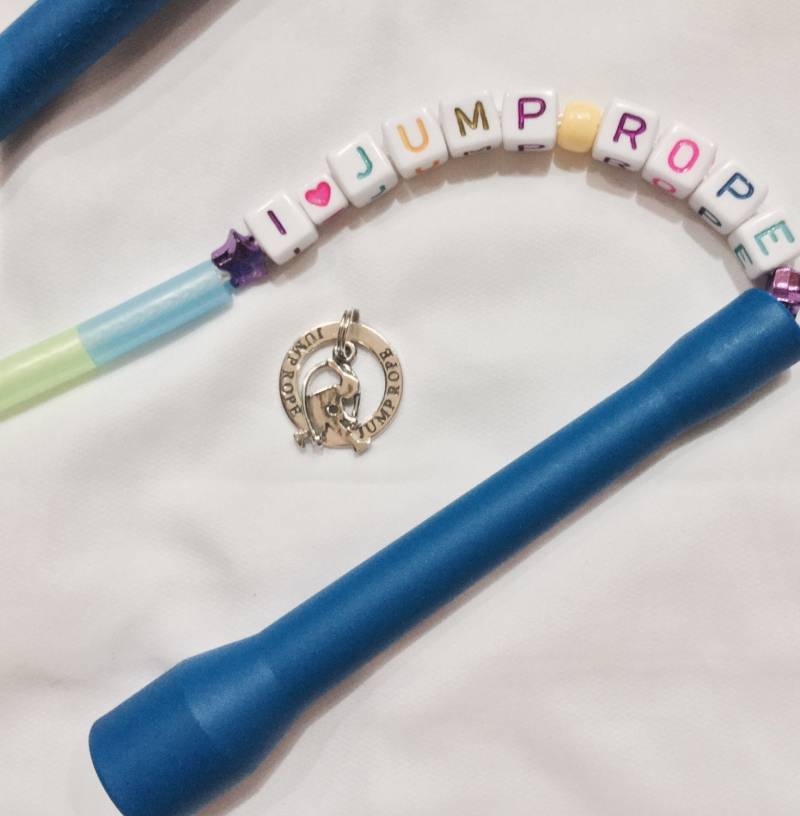 sterling Silber Springseil Mädchen Charm Hand Geschnitzter Anhänger von EllieLanceCreations