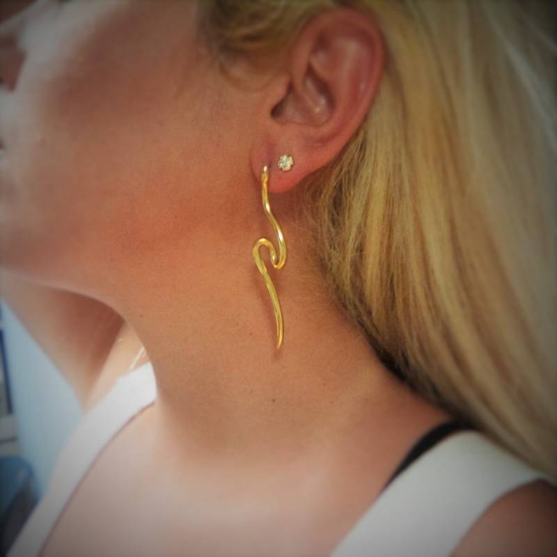 Lange Tropfen-Bolzen Gewellt Schlange Ohrringe "' Ofis Handgemachte Messing Metall in Vergoldet 18K von EllinasTreasures